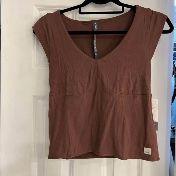 Vuori Sleeveless Cove V Neck NWT - Picture 2 of 4